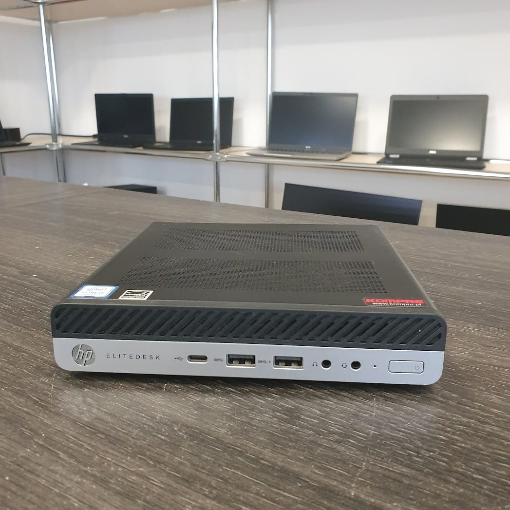 Komputer HP EliteDesk 800 G4 Mini i5-8500T 8GB 240GB SSD WINDOWS 11 4 HP EliteDesk 800 G4 Mini na biurku, widok frontu z portami USB