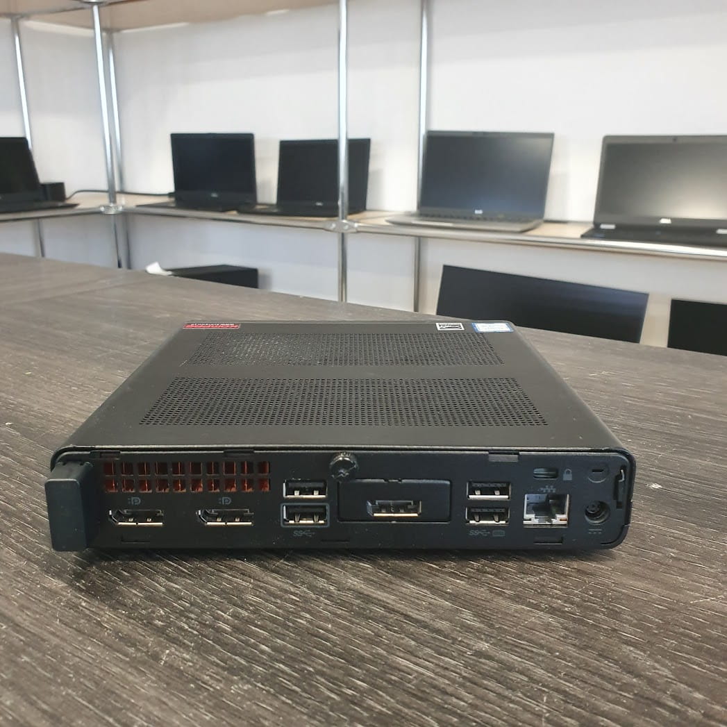 Komputer HP EliteDesk 800 G4 Mini i5-8500T 8GB 240GB SSD WINDOWS 11 5 HP EliteDesk 800 G4 Mini na biurku, widok tylnego panelu ze złączami