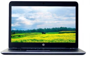 Otwarty laptop HP EliteBook 840 G3 z krajobrazem na ekranie, widok z przodu