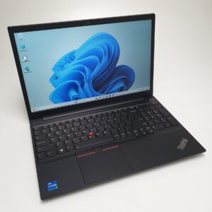 Lenovo ThinkPad E15 Gen 2 otwarty z ekranem Windows 11, klawiaturą numeryczną i gładzikiem