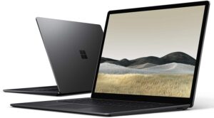 Czarny Microsoft Surface Laptop 3 otwarty i zamknięty, z ekranem z krajobrazem