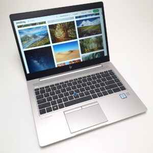 Srebrny laptop HP EliteBook 840 G6 otwarty pod kątem, z widokiem galerii zdjęć na ekranie