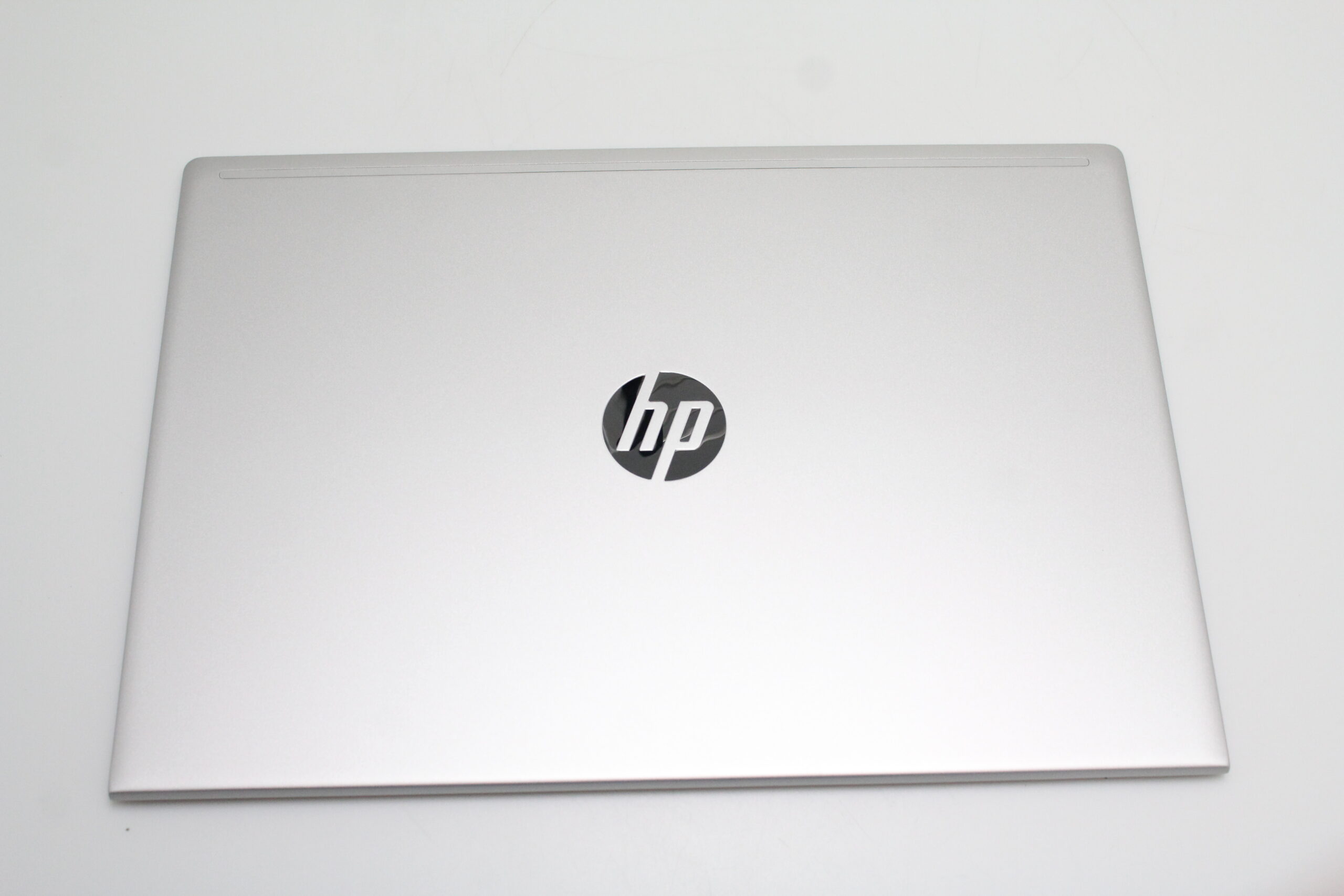 Klapa Matrycy do HP ProBook 450 455 G7 | L77277-001 2 Srebrna klapa matrycy do HP ProBook 450 i 455 G7 widoczna od zewnątrz