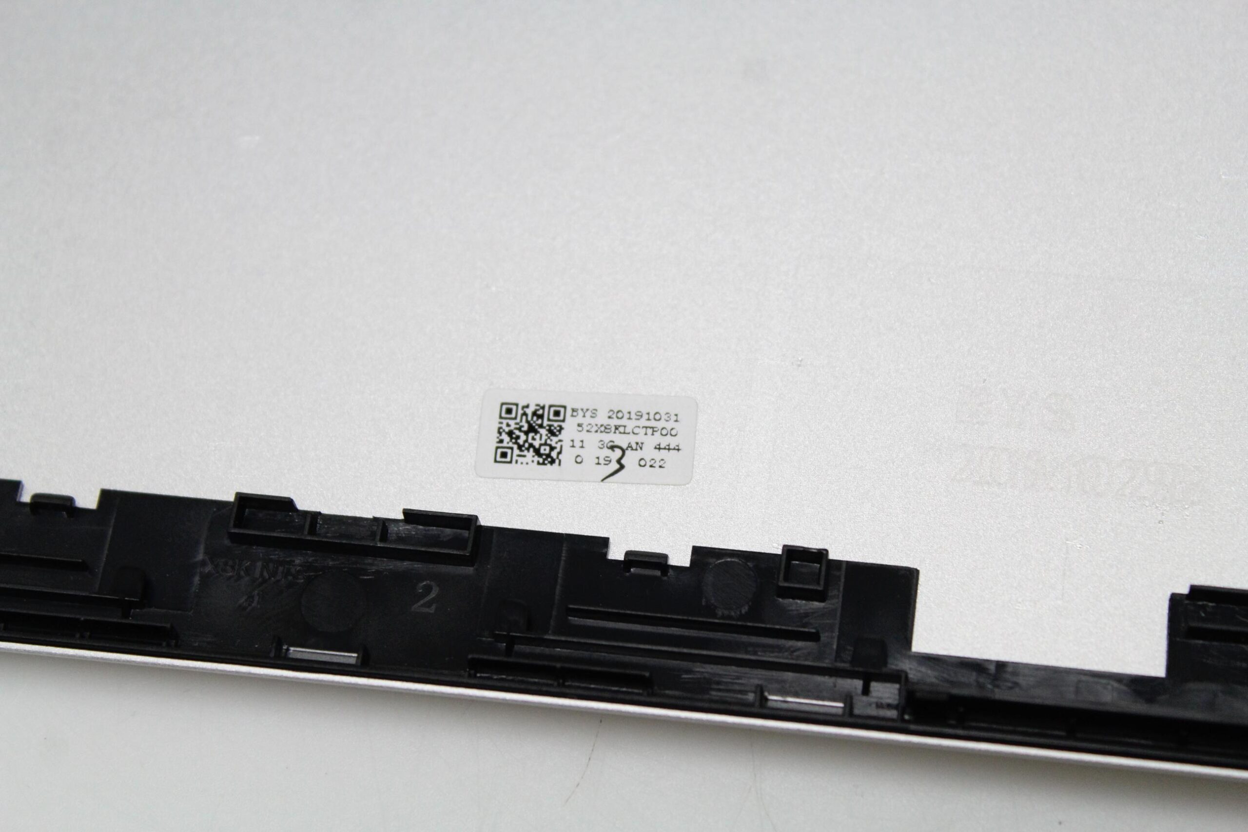 Klapa Matrycy do HP ProBook 450 455 G6 | L45110-001 4 Zbliżenie wnętrza klapy matrycy HP ProBook 450 455 G6 z etykietą i elementami mocującymi
