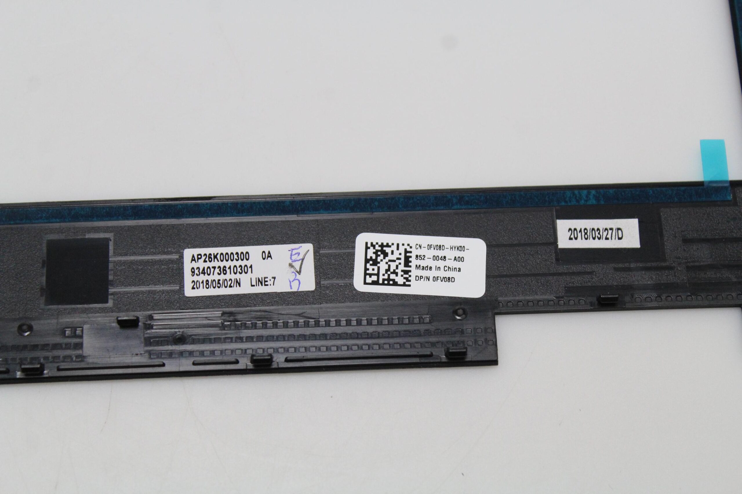 Ramka Matrycy do Dell Precision 7730 7740 | FV08D / 0FV0D 4 Zbliżenie na oznaczenia i dolną część tylnej strony ramki matrycy Dell