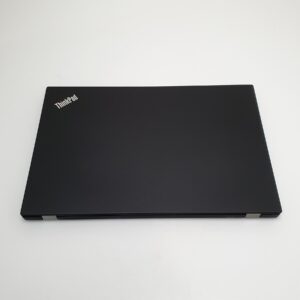 Zamknięty czarny laptop Lenovo ThinkPad T15 Gen 1, widok na klapę z logo ThinkPad