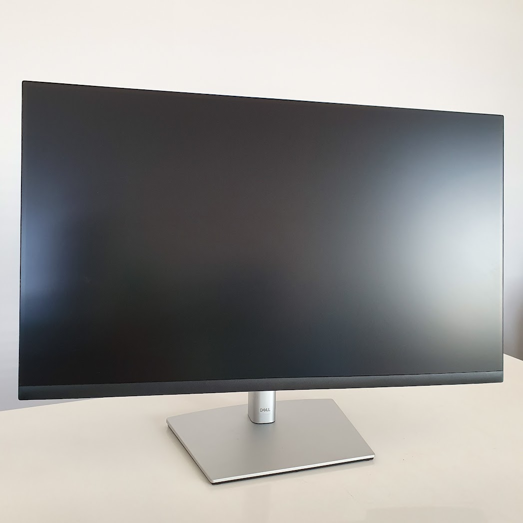 Bezramkowy Monitor Dell P2722HE 27 IPS FHD 1920x1080 HDMI DP USB-C 3 Monitor Dell P2722HE na srebrnej podstawie, widok od przodu z wyłączonym ekranem