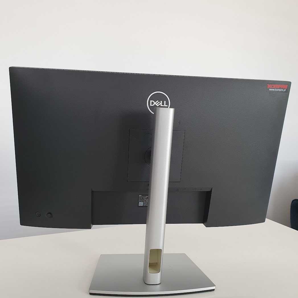 Bezramkowy Monitor Dell P2722HE 27 IPS FHD 1920x1080 HDMI DP USB-C 4 Tylny panel monitora Dell P2722HE ze srebrnym stojakiem i podstawą