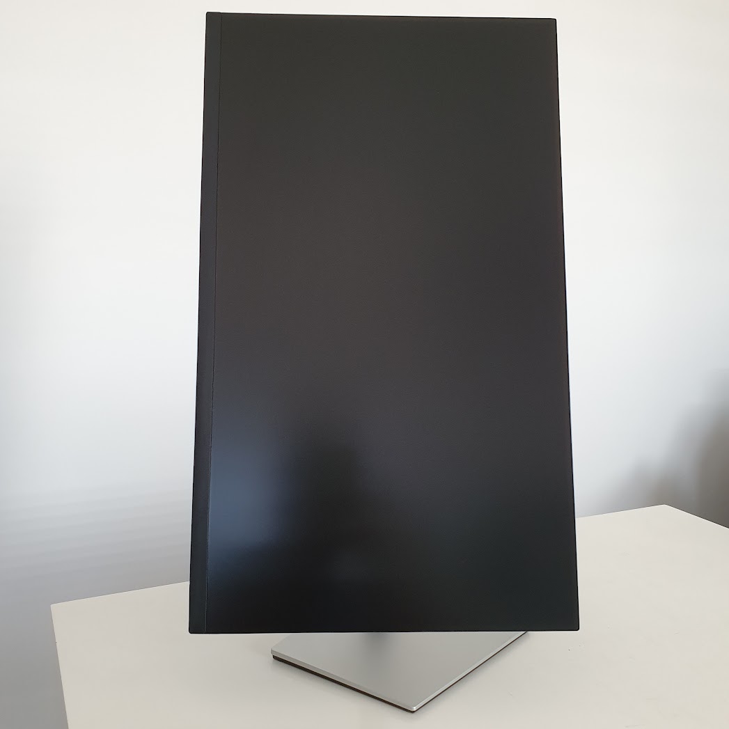 Bezramkowy Monitor Dell P2722HE 27 IPS FHD 1920x1080 HDMI DP USB-C 5 Monitor Dell P2722HE ustawiony pionowo na srebrnej podstawie, widok tylnego panelu
