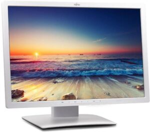 Biały monitor Fujitsu z ekranem 24 cali, widok z przodu z wyświetlonym krajobrazem morskim