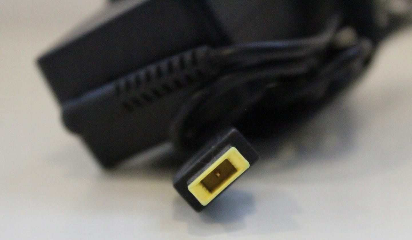 Zasilacz Lenovo 20V 90W | Slim TIP 2 Zbliżenie żółtego prostokątnego złącza Slim Tip zasilacza Lenovo