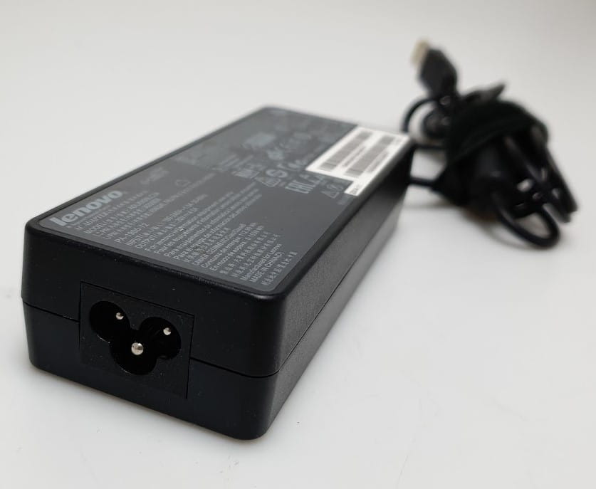 Zasilacz Lenovo 20V 90W | Slim TIP 3 Zasilacz Lenovo 20V 90W z widocznym gniazdem przewodu zasilającego