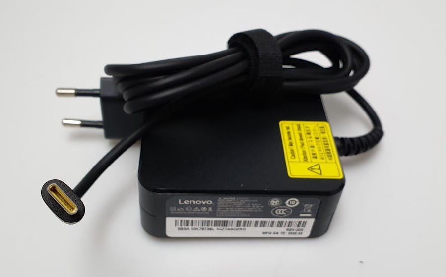 Zasilacz Lenovo USB typ C 20V 65W 2 Zasilacz Lenovo USB-C 65W z żółtą etykietą i zwiniętym przewodem na białym tle