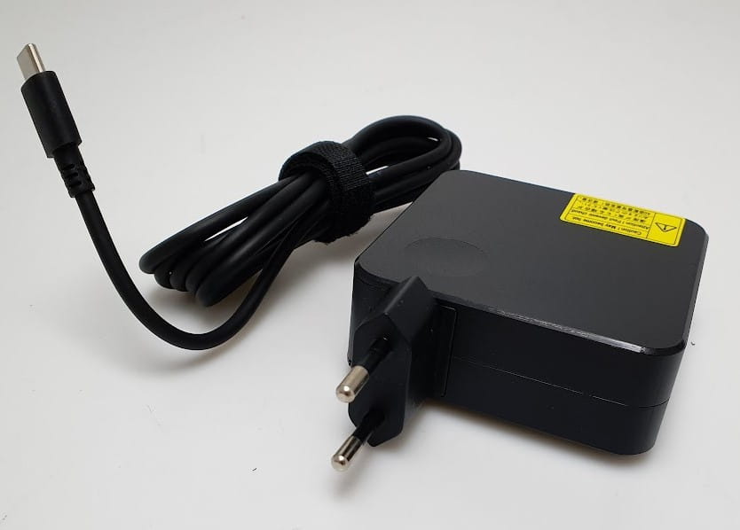 Zasilacz Lenovo USB typ C 20V 65W 3 Czarny zasilacz Lenovo 20V 65W z wtyczką USB-C i dwubolcową wtyczką sieciową
