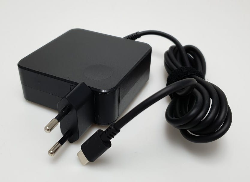 Zasilacz Lenovo USB typ C 20V 65W 4 Zasilacz Lenovo USB-C 65W z przewodem oraz europejską wtyczką sieciową