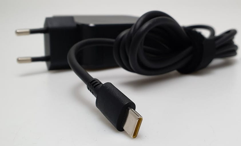Zasilacz Lenovo USB typ C 20V 65W 5 Zbliżenie na końcówkę USB-C przewodu zasilacza Lenovo 65W