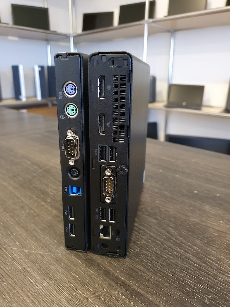 Komputer HP EliteDesk 800 G4 Mini i5-8500T 8GB 240GB SSD WINDOWS 11 2 Dwa mini komputery ustawione pionowo, widok tylnych paneli ze złączami