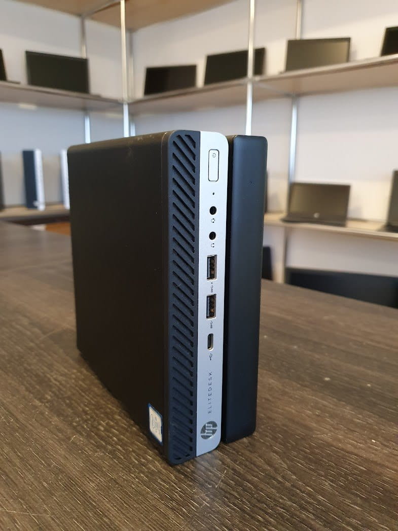 Komputer HP EliteDesk 800 G4 Mini i5-8500T 8GB 240GB SSD WINDOWS 11 3 HP EliteDesk 800 G4 Mini ustawiony pionowo, widok panelu przedniego