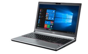 Laptop Fujitsu Lifebook E756 otwarty pod kątem, z ekranem systemu Windows