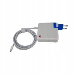 Biały zasilacz USB-C 96W z przewodem i wtyczką europejską zabezpieczoną niebieską taśmą