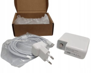 Biały zasilacz USB-C 87W, przewód USB-C, wtyczka EU i otwarte kartonowe pudełko