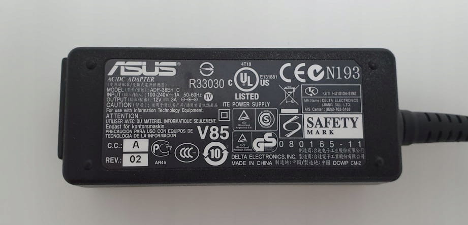 Zasilacz Asus 12V 3A 36W 2 Etykieta parametrów na czarnym zasilaczu Asus 12V 3A 36W