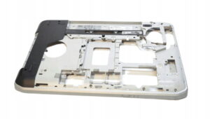 Wewnętrzna strona dolnej obudowy Dell Latitude E5520 w ujęciu pod kątem