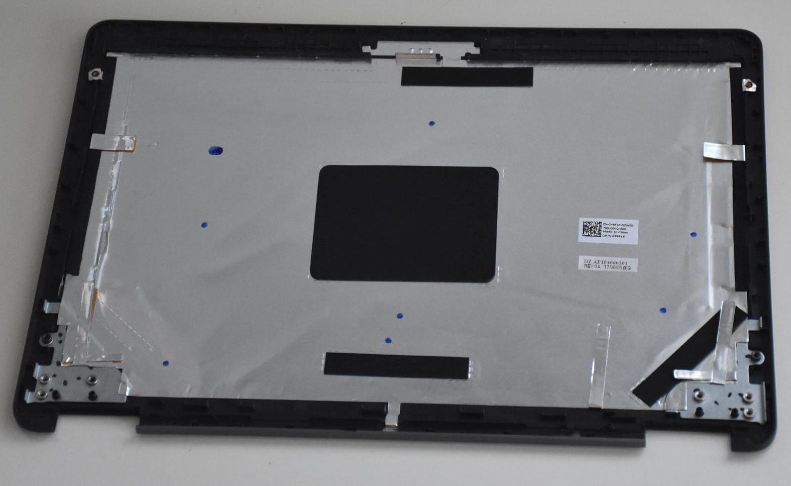 Nowa Klapa Matrycy Dell Latitude E5270 3 Wewnętrzna strona klapy matrycy Dell Latitude E5270 z metalową osłoną i mocowaniami
