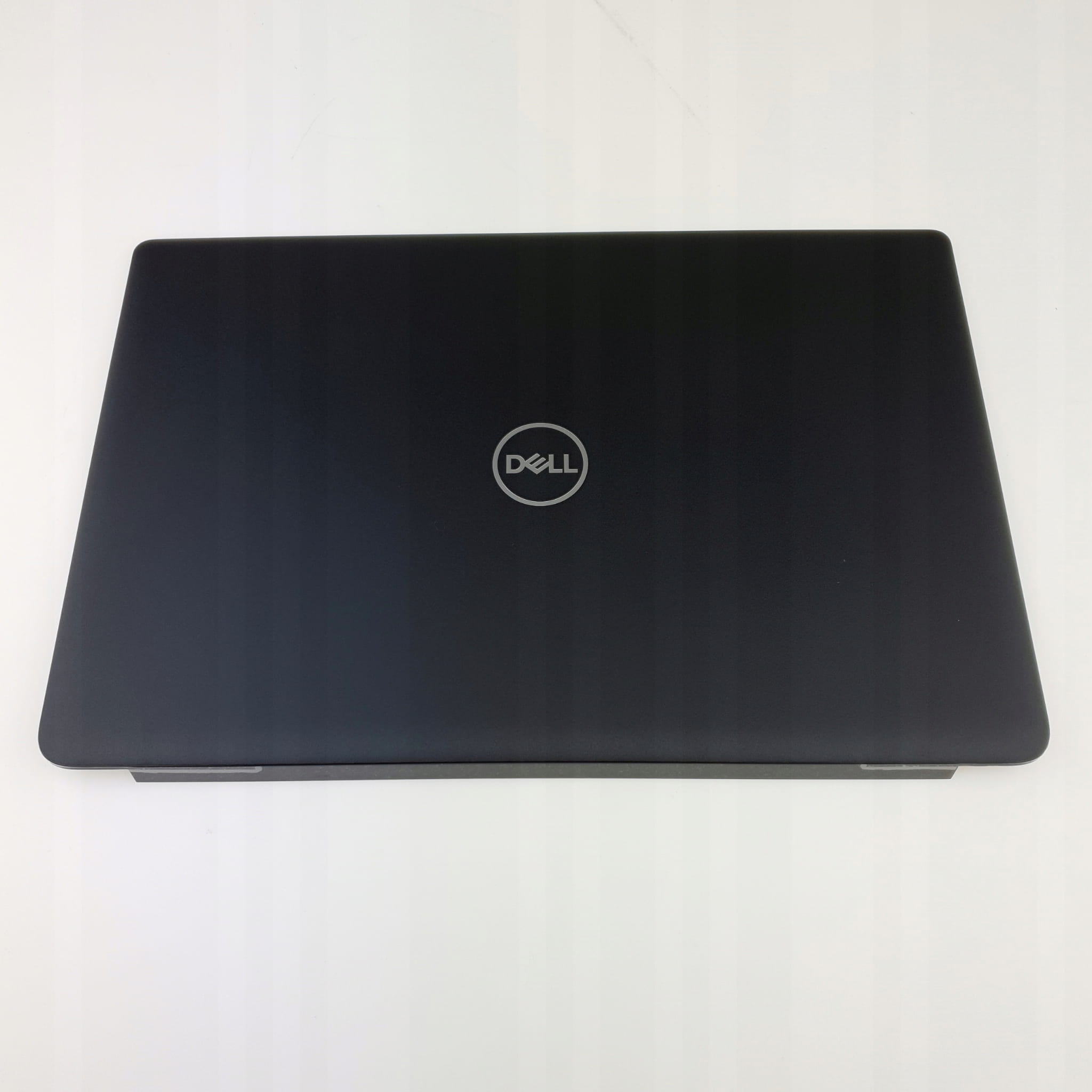 Klapa Matrycy do Dell Latitude 3500 | 00C7J2 2 Klapa matrycy do Dell Latitude 3500 w kolorze czarnym, widok od zewnątrz