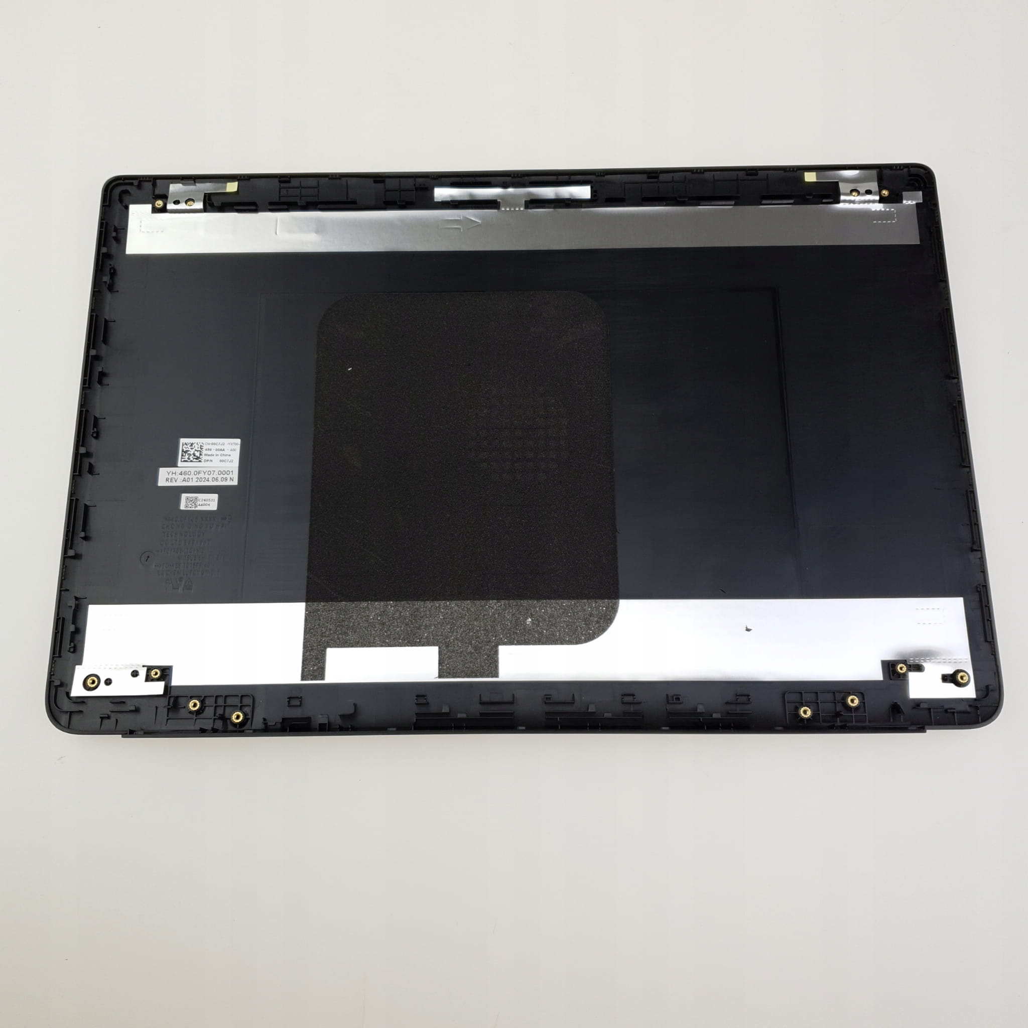 Klapa Matrycy do Dell Latitude 3500 | 00C7J2 3 Wewnętrzna strona klapy matrycy Dell Latitude 3500 z mocowaniami