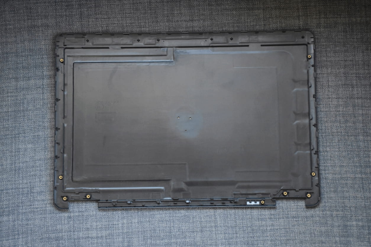 Nowa Klapa Matrycy Dell E7250 2 Wewnętrzna strona klapy matrycy Dell Latitude E7250 z punktami montażowymi