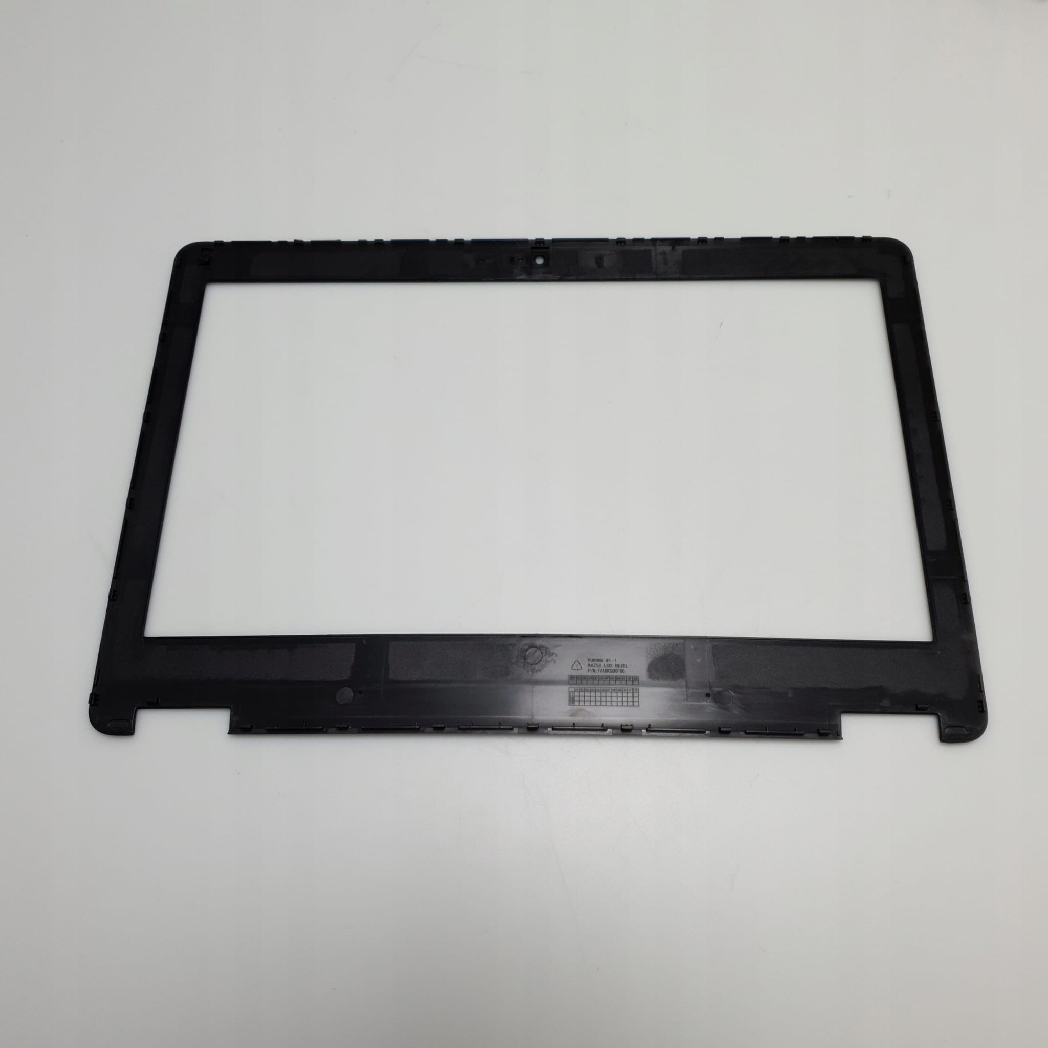 Ramka Matrycy do Dell Latitude E7270 3 Tylna strona czarnej ramki matrycy do Dell Latitude E7270 z zaczepami montażowymi