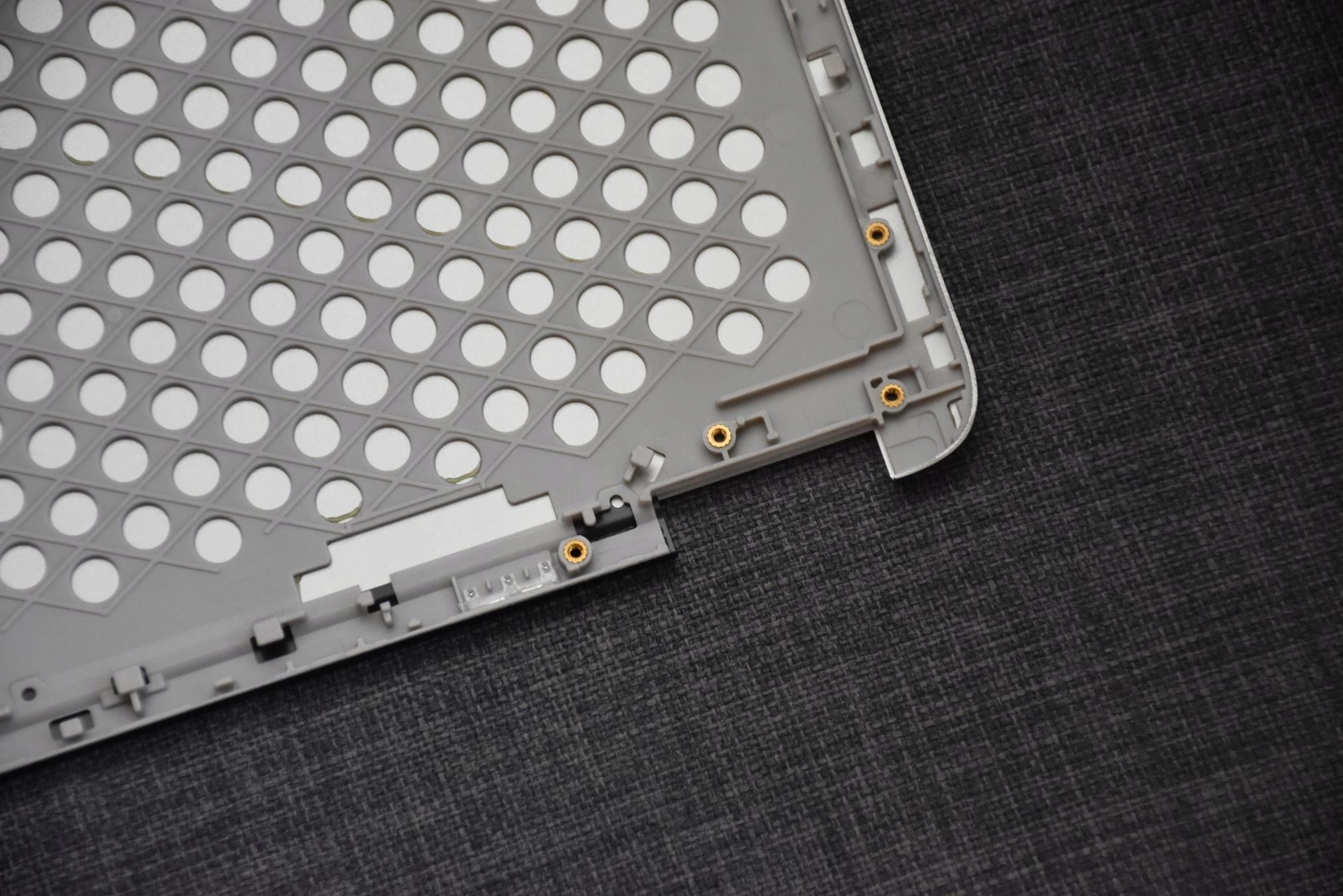 Nowa Klapa Matrycy Dell Latitude E7240 2 Wewnętrzna strona klapy matrycy Dell Latitude E7240 z perforacją i punktami montażowymi