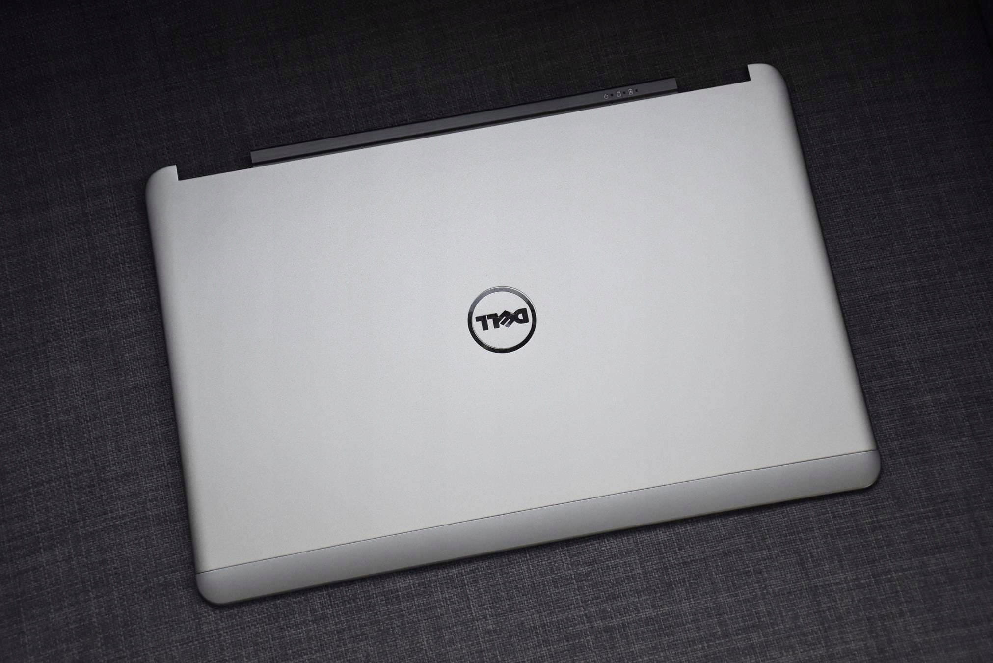Nowa Klapa Matrycy Dell Latitude E7240 3 Srebrna klapa matrycy Dell Latitude E7240 widoczna od zewnętrznej strony