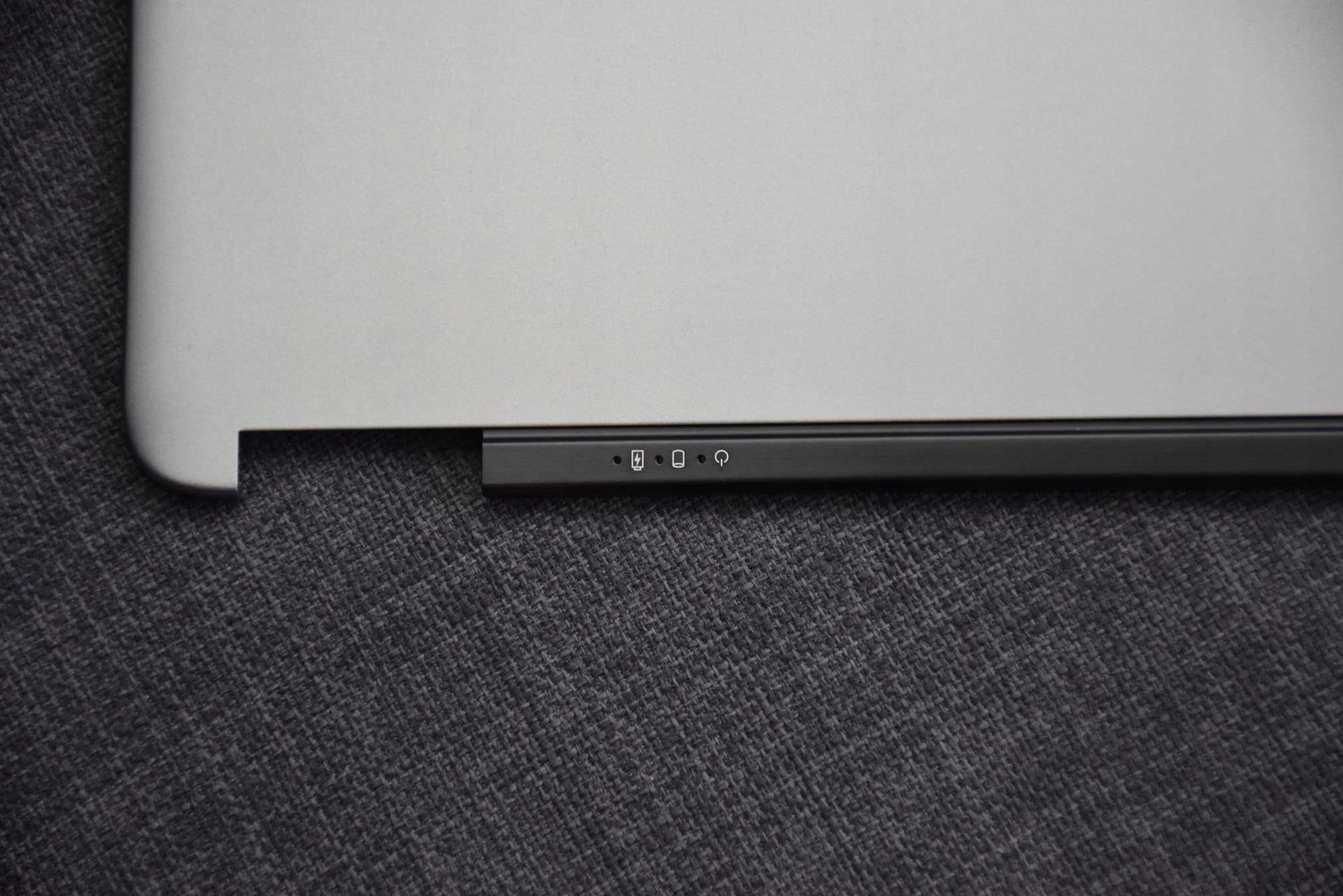Nowa Klapa Matrycy Dell Latitude E7240 4 Dolna krawędź srebrnej klapy matrycy Dell Latitude E7240 z czarnym elementem montażowym