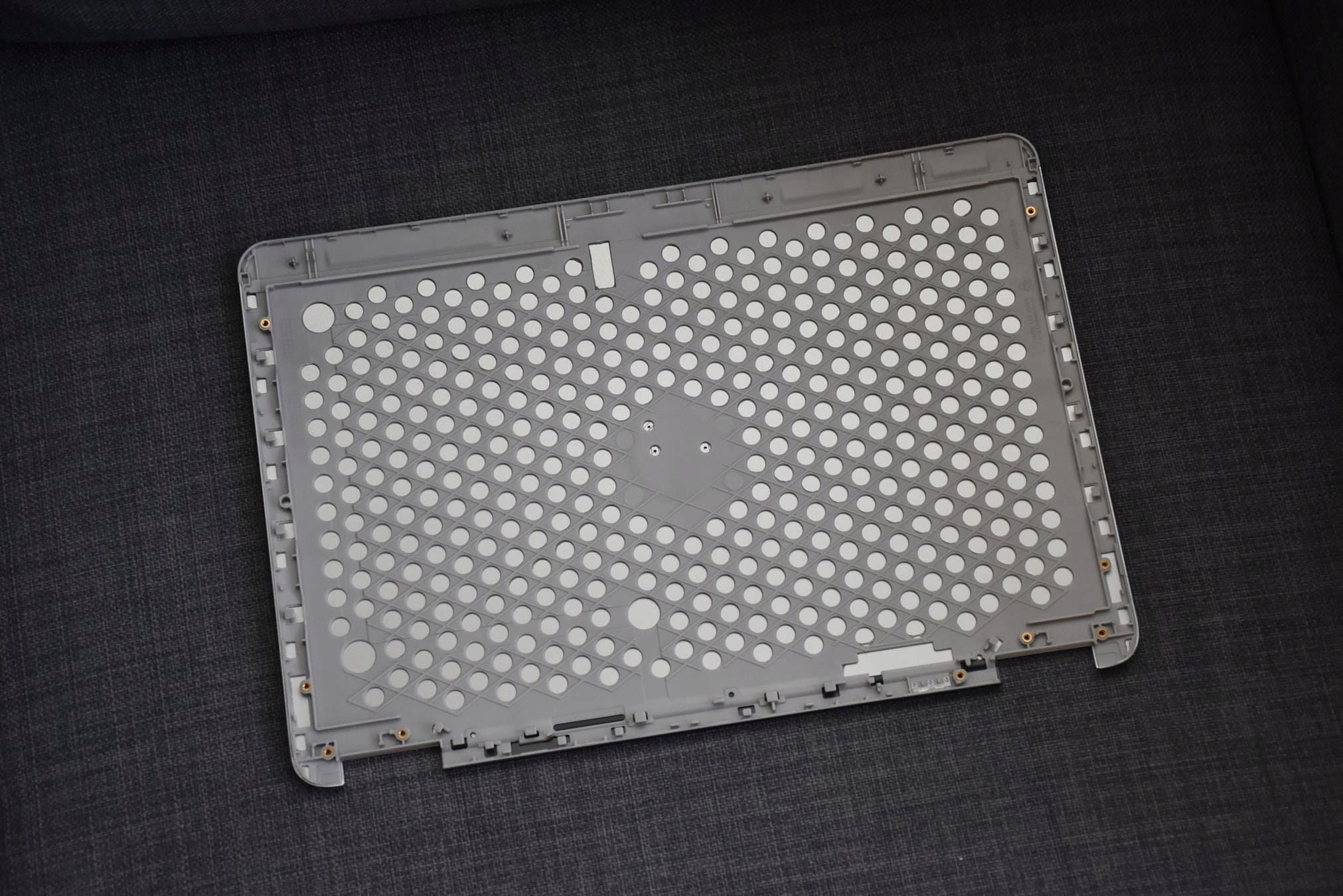 Nowa Klapa Matrycy Dell Latitude E7240 5 Wewnętrzna strona klapy matrycy Dell Latitude E7240 z perforowaną konstrukcją