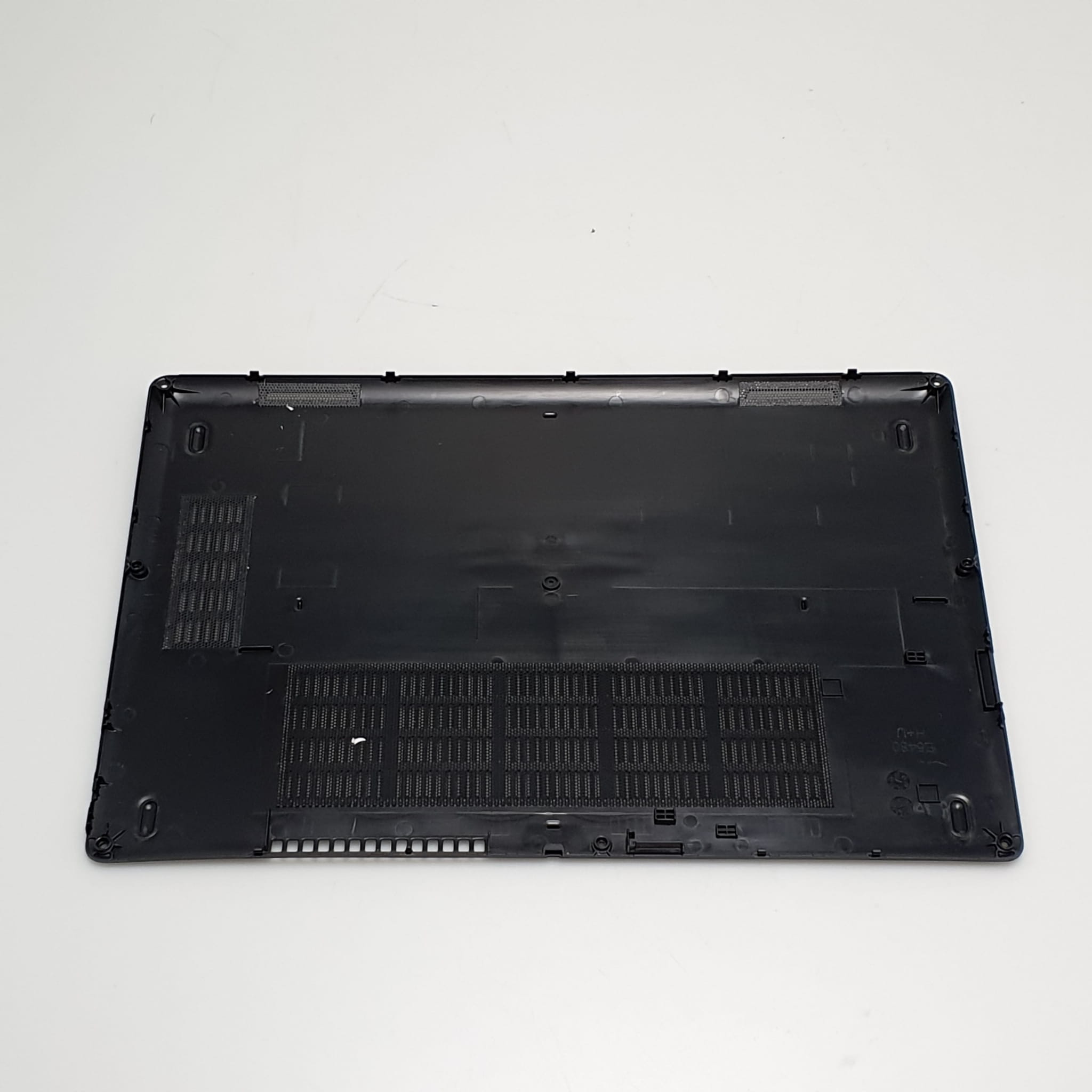 Dolna Pokrywa do Dell Latitude 5480 5490 | 0TCMWR 2 Wewnętrzna strona czarnej dolnej pokrywy do Dell Latitude 5480 i 5490 z kratkami wentylacyjnymi