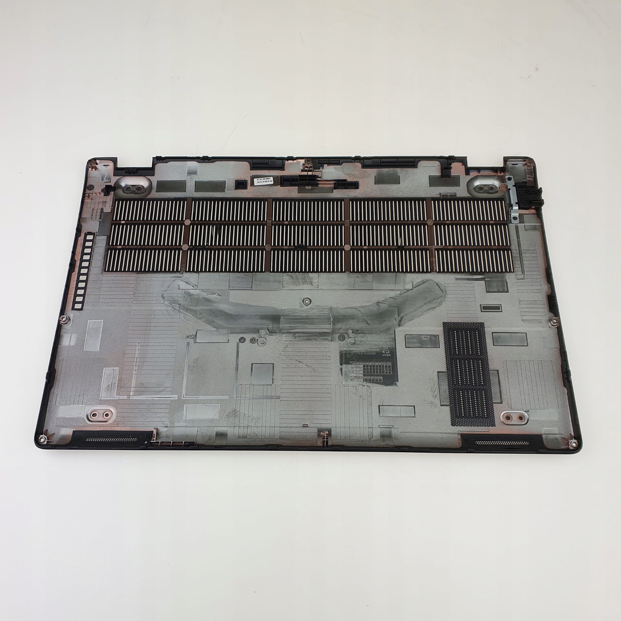 Nowa Dolna Pokrywa do Dell Latitude 5500 2 Wewnętrzna strona dolnej pokrywy do Dell Latitude 5500 z otworami wentylacyjnymi i mocowaniami