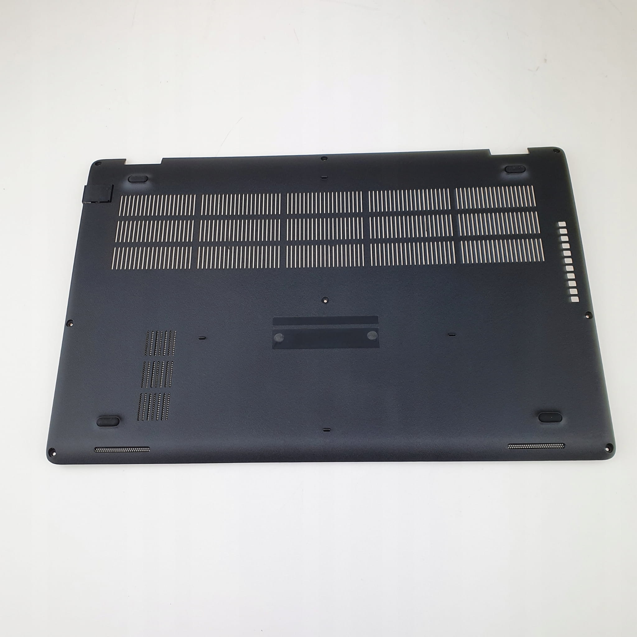 Nowa Dolna Pokrywa do Dell Latitude 5500 3 Dolna pokrywa Dell Latitude 5500 w kolorze czarnym z kratkami wentylacyjnymi