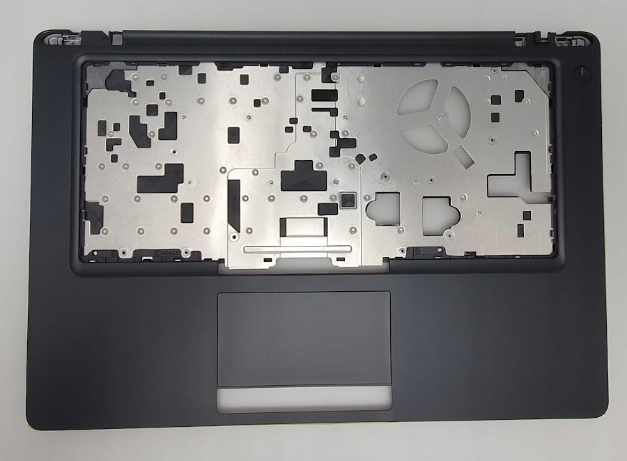Nowy Palmrest Dell Latitude 5480 5490 2 Czarny palmrest Dell Latitude 5480 i 5490 od strony górnej z otworem na klawiaturę i touchpadem