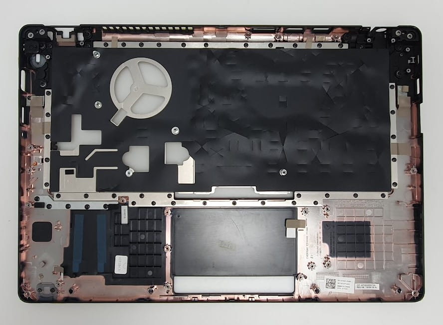 Nowy Palmrest Dell Latitude 5480 5490 3 Spodnia strona palmrestu Dell Latitude 5480 i 5490 z metalowym stelażem i mocowaniami