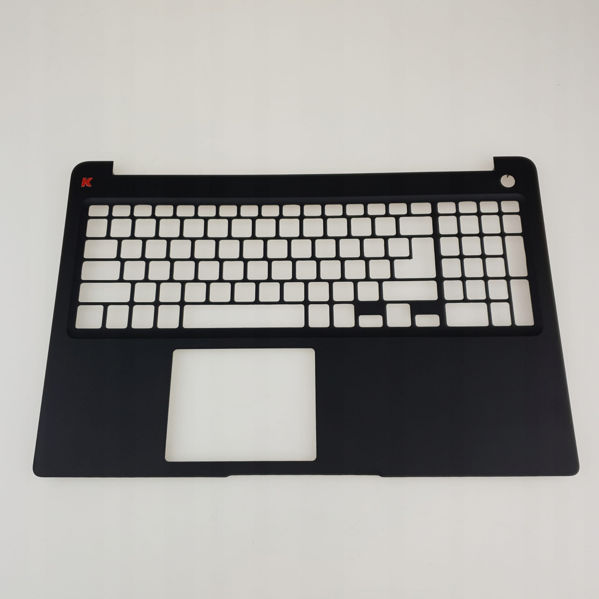 Palmrest do Dell Latitude 3500 | 0XPXMR 2 Palmrest Dell Latitude 3500 0XPXMR od strony zewnętrznej z wycięciami na klawiaturę i touchpad