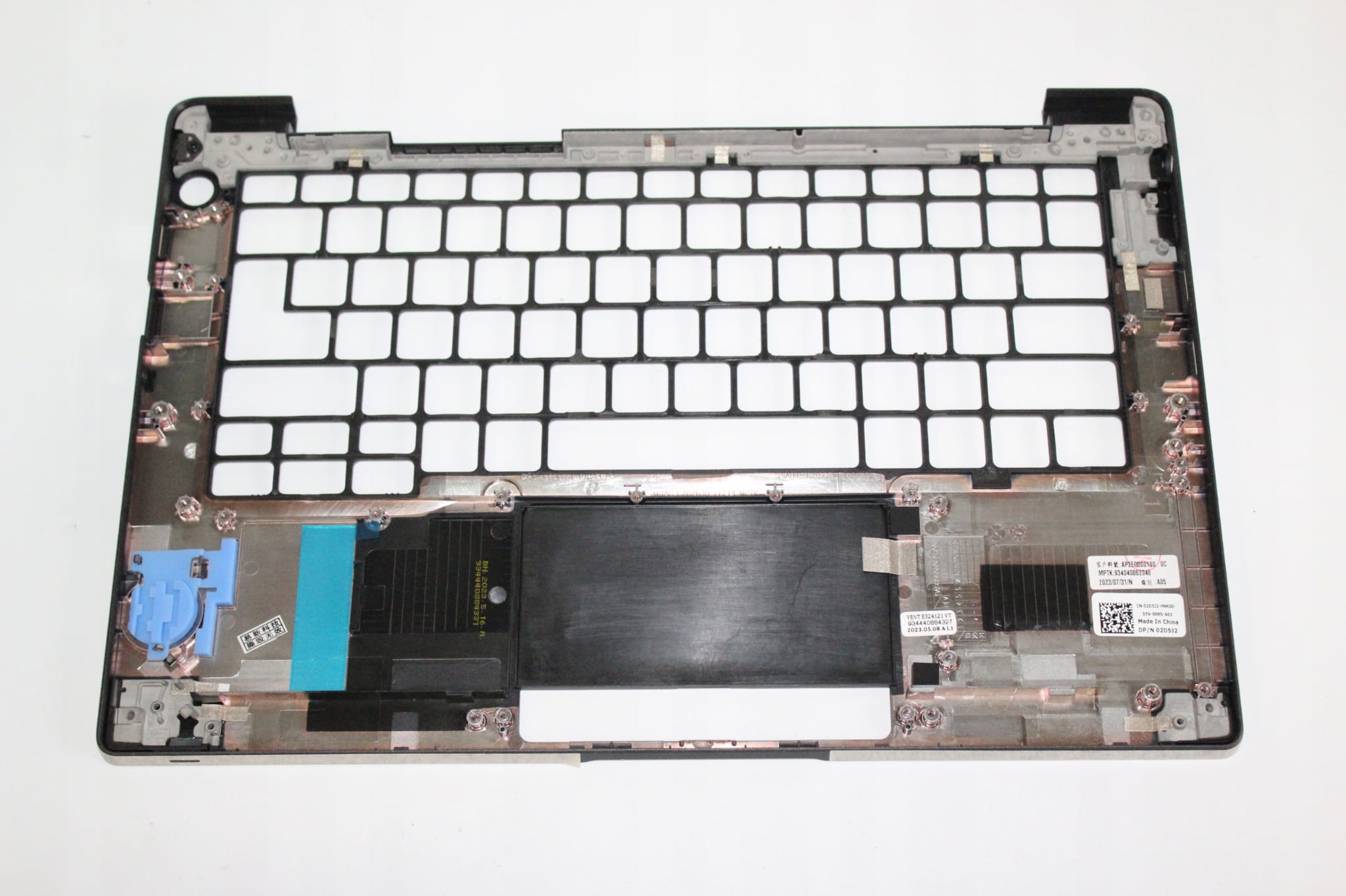 Palmrest do Dell Latitude 7300 | 02D5J2 2 Wewnętrzna strona palmrestu Dell Latitude 7300 z taśmami, mocowaniami i wycięciem na klawiaturę