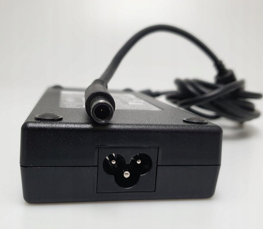 Zasilacz Dell 19.5V 9.23A 180W 2 Zasilacz Dell 19.5V 9.23A 180W od strony wejścia zasilania i wtyczki z pinem