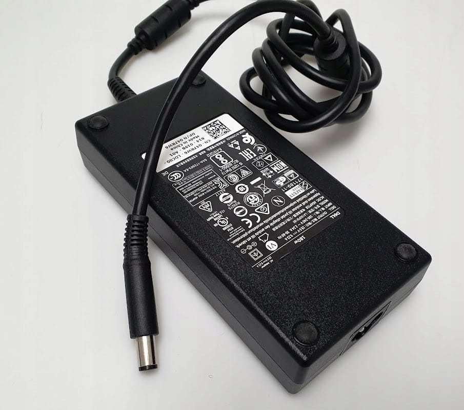 Zasilacz Dell 19.5V 9.23A 180W 5 Zasilacz Dell 180W z etykietą techniczną, zwiniętym przewodem i okrągłą wtyczką