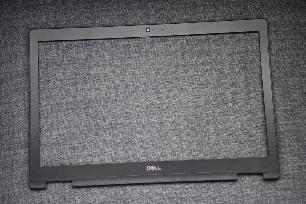 Ramka Matrycy do Dell Latitude 5580 5590 | 0YJRM7 3 Czarna ramka matrycy Dell Latitude 5580 i 5590 z otworem na kamerę