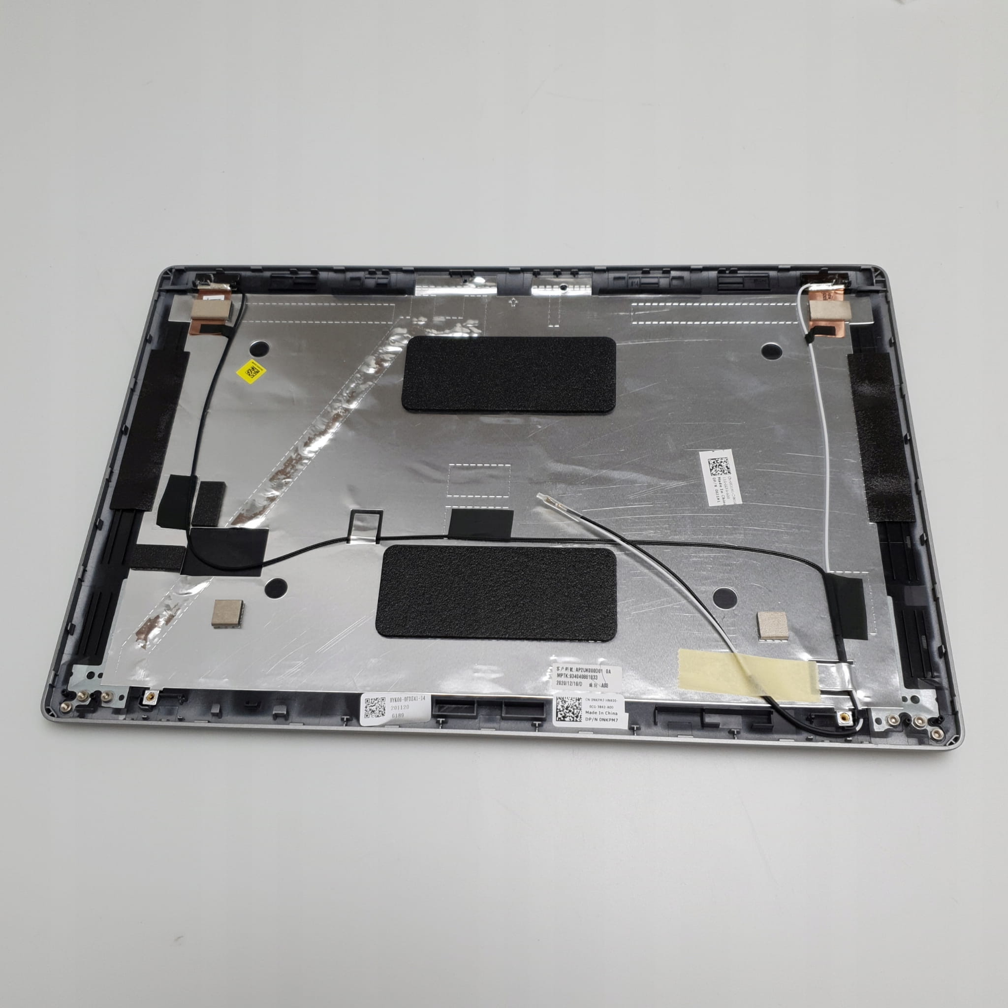 Klapa Matrycy do Dell Latitude 5410 | 0NKPM7 3 Wewnętrzna strona klapy matrycy Dell Latitude 5410 z przewodami antenowymi i mocowaniami