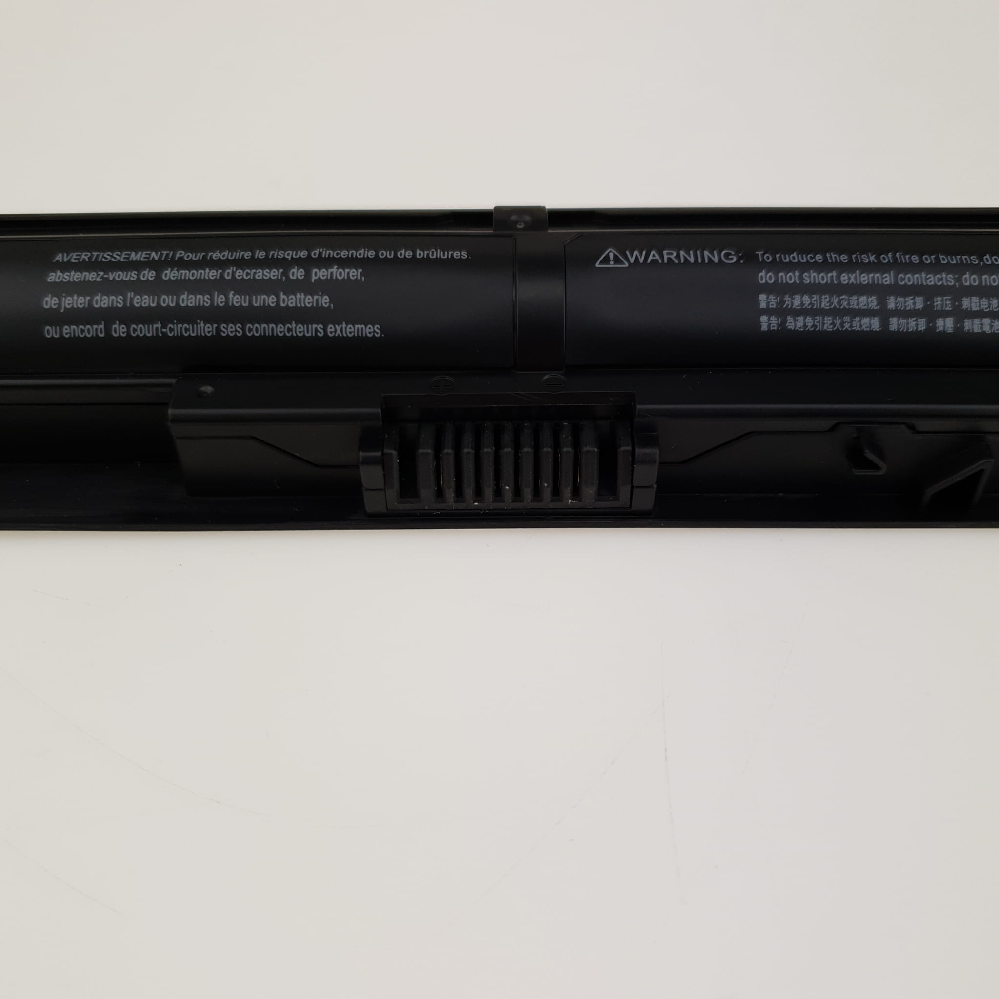Nowa Bateria do HP ProBook 440 445 450 455 G2 | VI04XL 4 Zbliżenie środkowego złącza montażowego czarnej baterii do laptopa