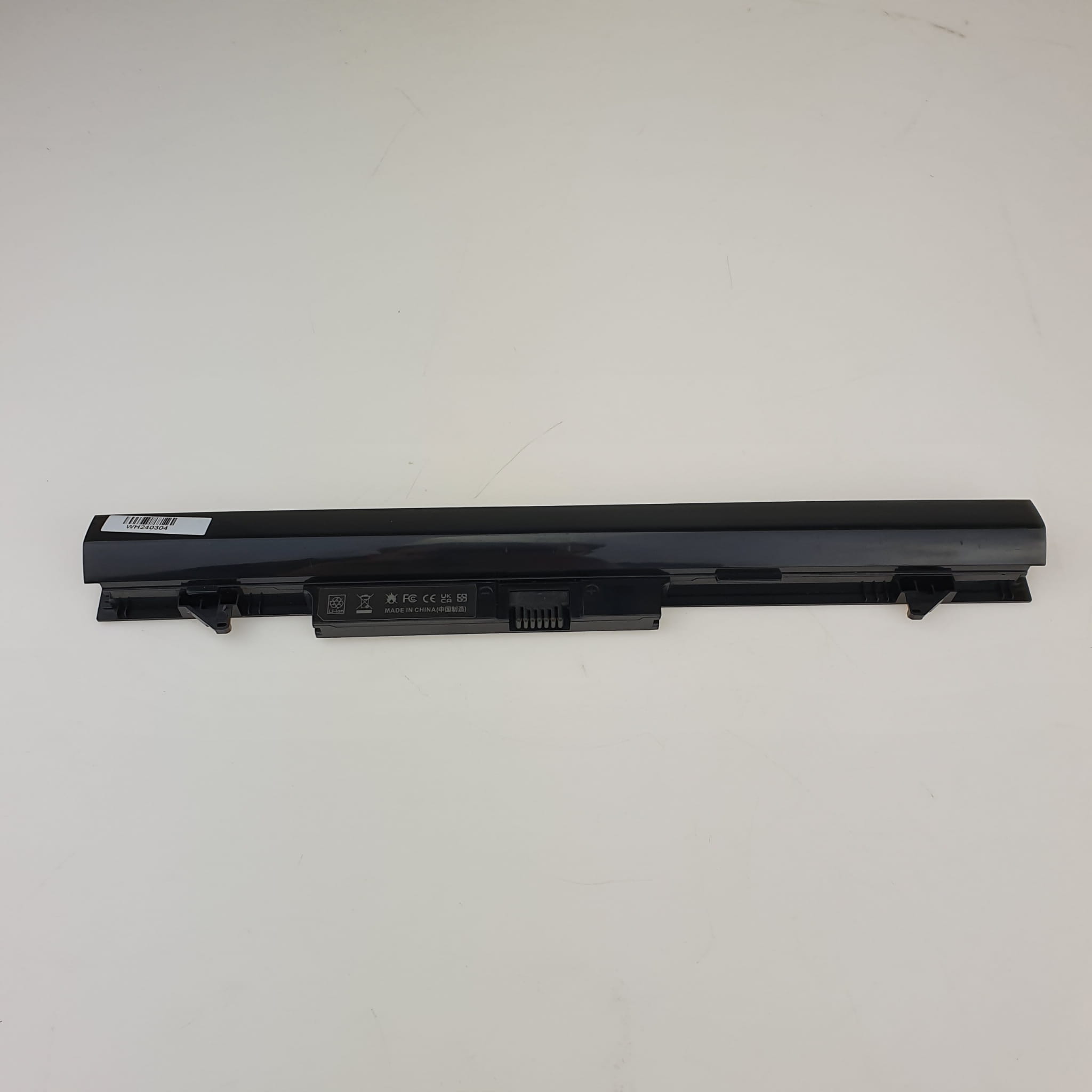 Nowa Bateria do HP ProBook 430 G1 G2 | RA04 3 Czarna bateria RA04 do HP ProBook 430 G1 i G2 od strony złącza i zaczepów