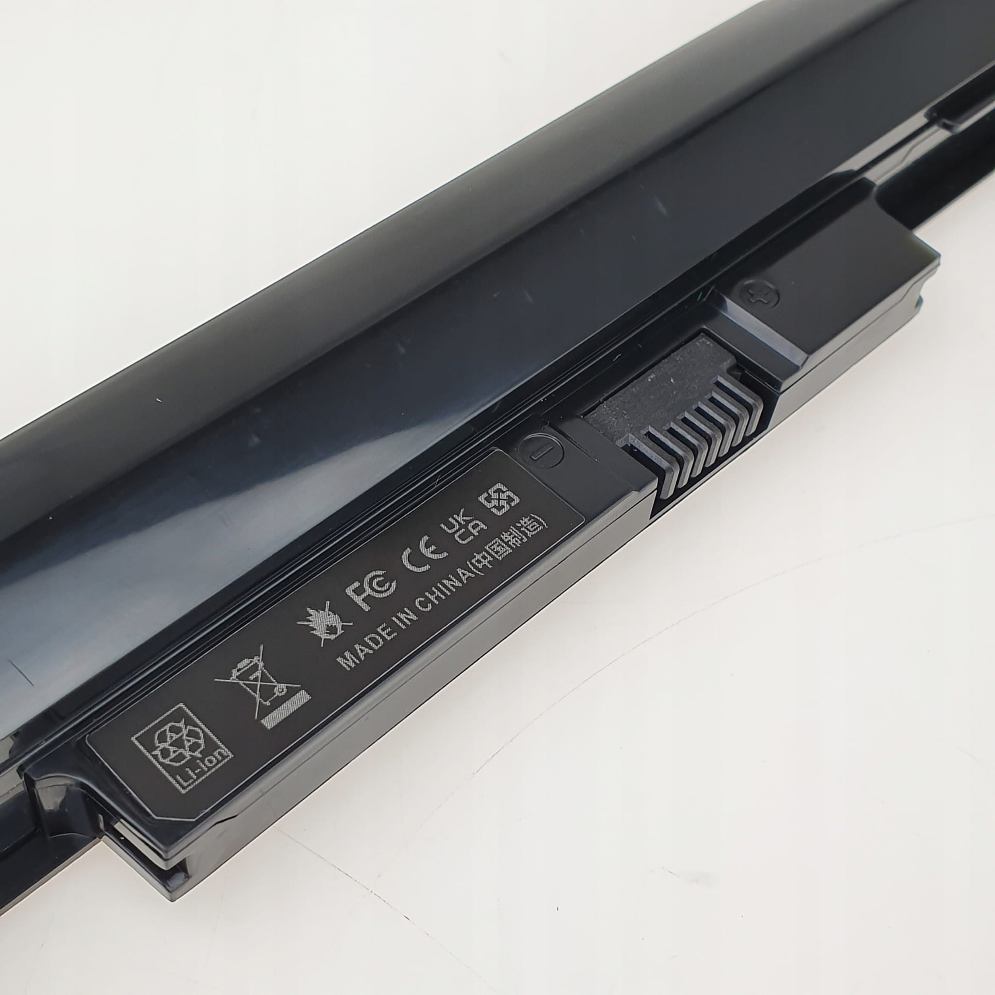 Nowa Bateria do HP ProBook 430 G1 G2 | RA04 4 Zbliżenie złącza oraz oznaczeń na baterii RA04 do laptopa HP ProBook